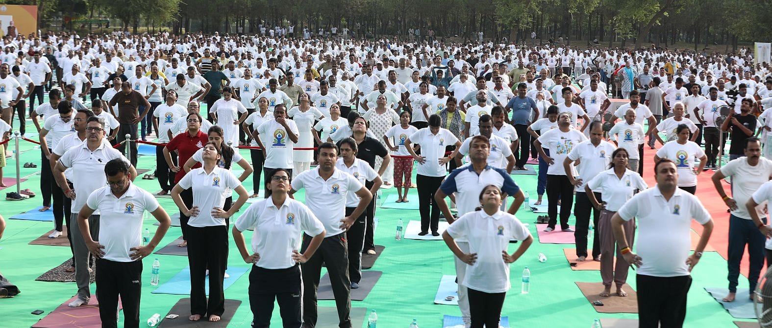 जनेश्वर मिश्र पार्क में हुए आयोजन में हजारों लोगों ने किया योग। जनेश्वर मिश्र पार्क में हुए आयोजन में हजारों लोगों ने किया योग।