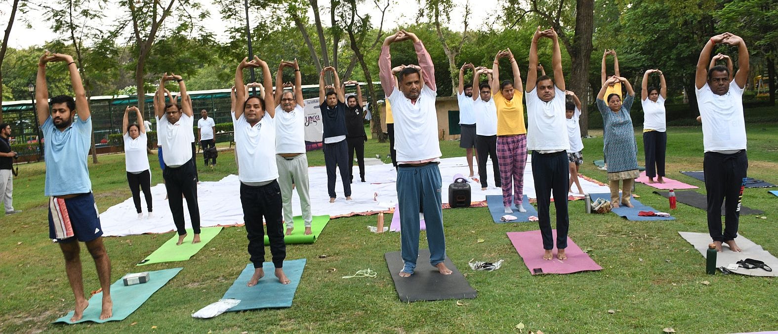 जनेश्वर मिश्र पार्क में हुए आयोजन में हजारों लोगों ने किया योग। जनेश्वर मिश्र पार्क में हुए आयोजन में हजारों लोगों ने किया योग।