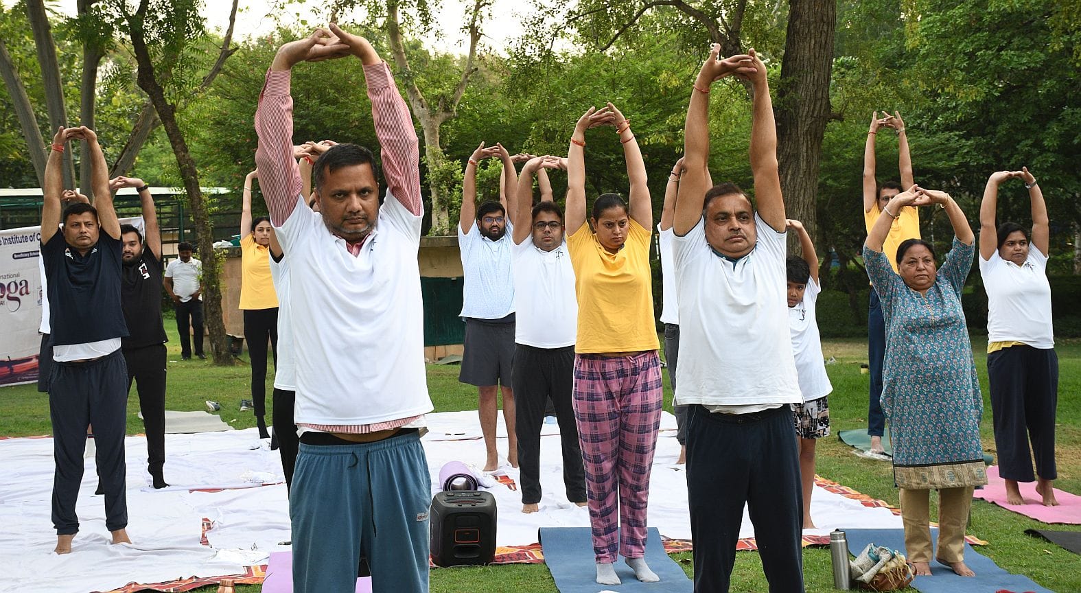 जनेश्वर मिश्र पार्क में हुए आयोजन में हजारों लोगों ने किया योग। जनेश्वर मिश्र पार्क में हुए आयोजन में हजारों लोगों ने किया योग।