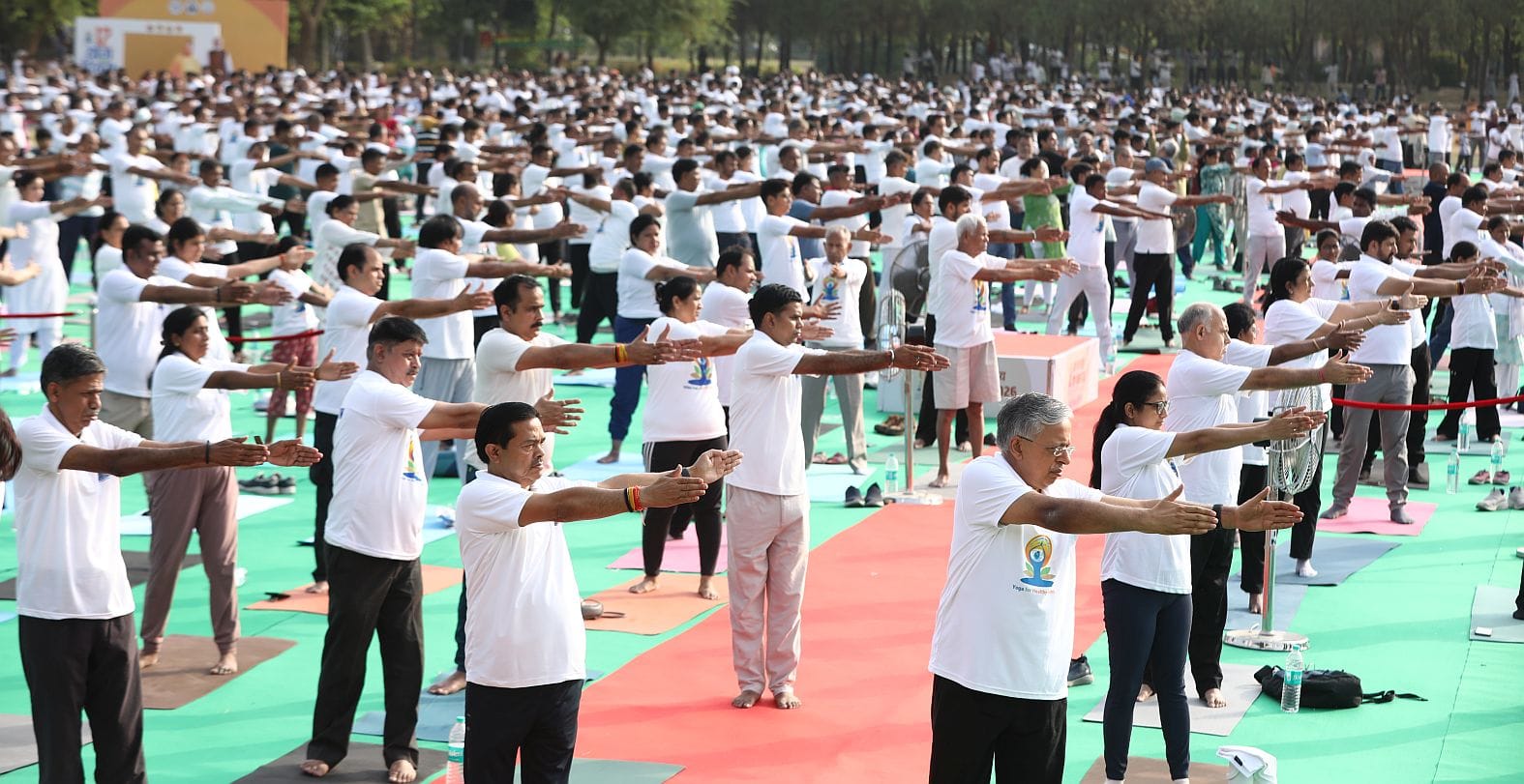 जनेश्वर मिश्र पार्क में हुए आयोजन में हजारों लोगों ने किया योग। जनेश्वर मिश्र पार्क में हुए आयोजन में हजारों लोगों ने किया योग।