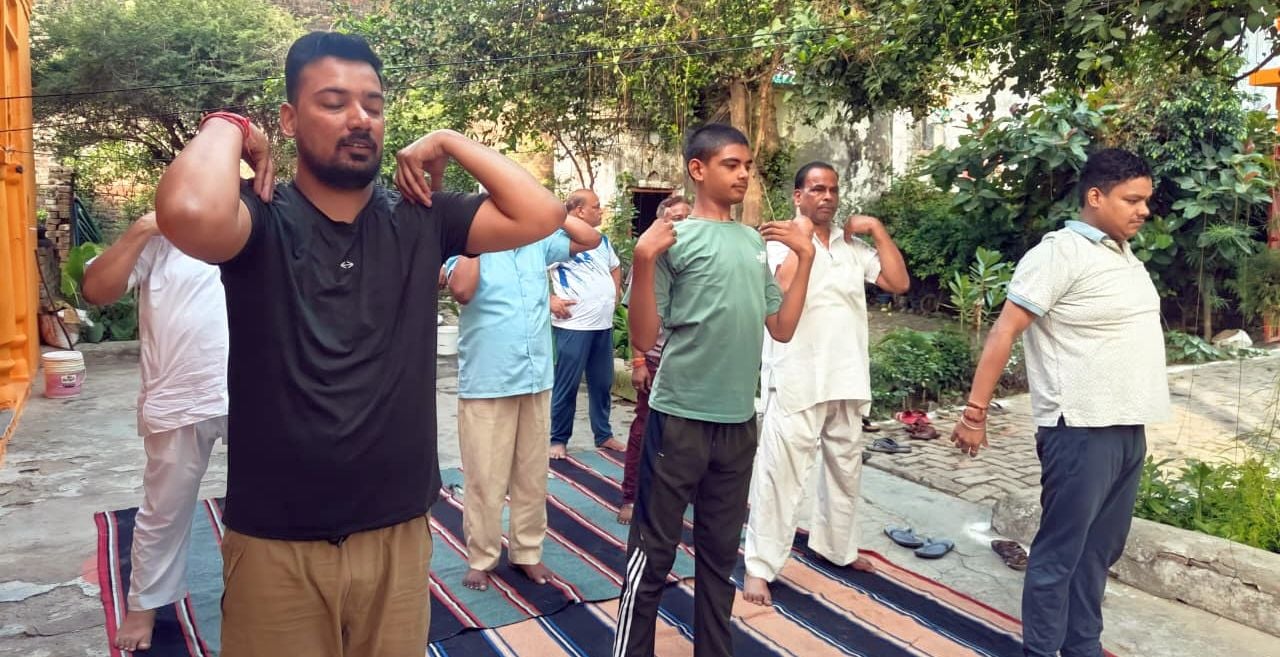 काकोरी और दुबग्गा में योगाभ्यास करते लोग।