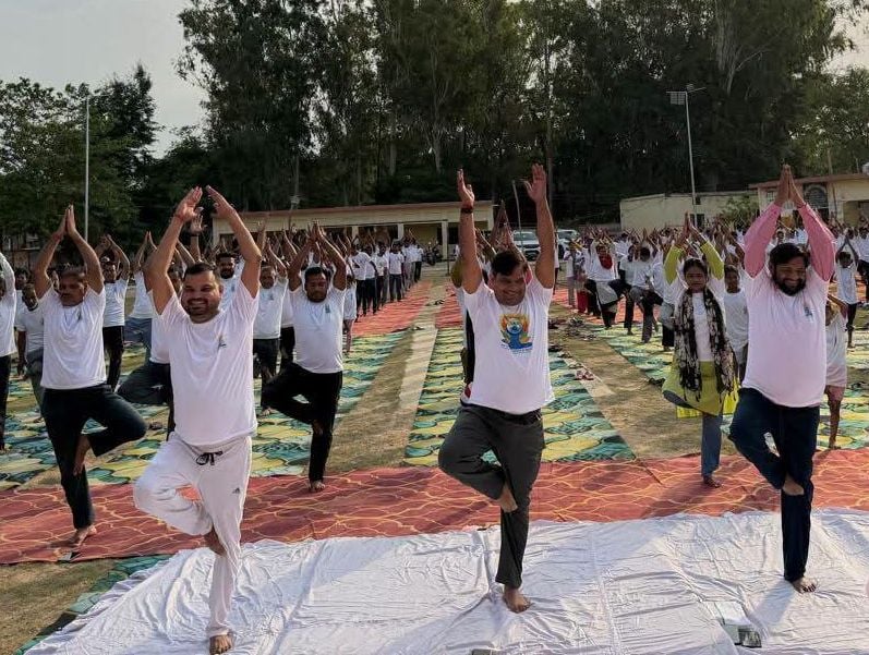 काकोरी और दुबग्गा में योगाभ्यास करते लोग।