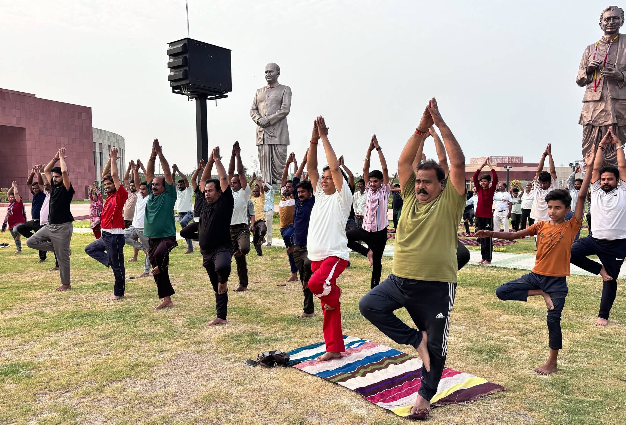 काकोरी और दुबग्गा में योगाभ्यास करते लोग।