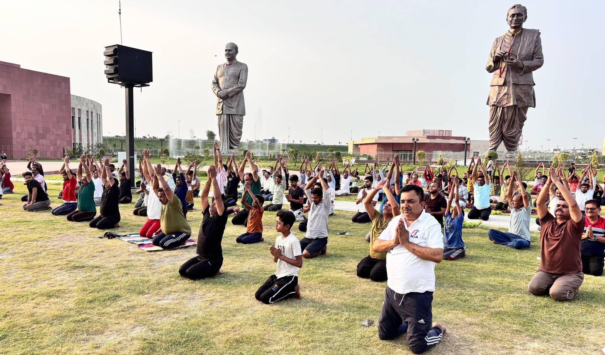 काकोरी और दुबग्गा में योगाभ्यास करते लोग।
