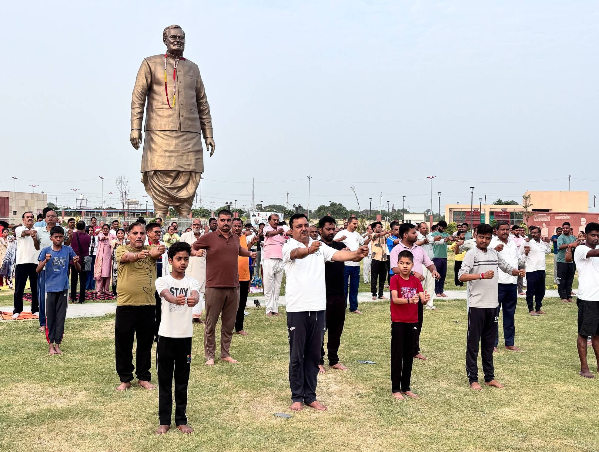 काकोरी और दुबग्गा में योगाभ्यास करते लोग।