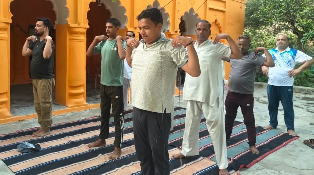 काकोरी और दुबग्गा में योगाभ्यास करते लोग।
