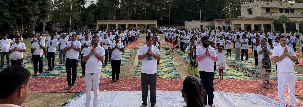काकोरी और दुबग्गा में योगाभ्यास करते लोग।