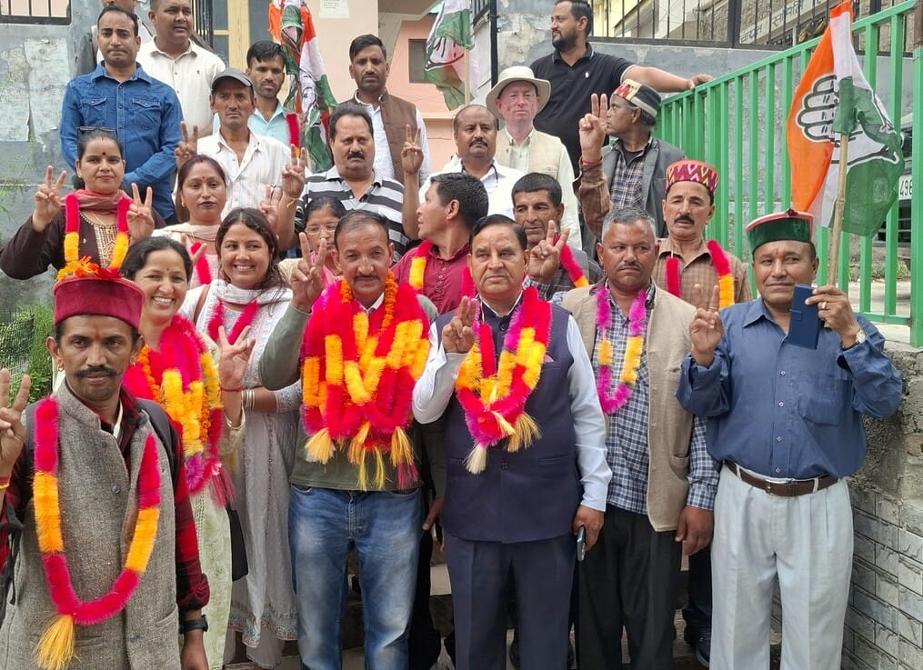 कुल्लू ब्लाक बीडीसी अध्यक्षा चुने जाने के बाद  यमुना भाजपा नेता और समर्थको के साथ।-संवाद