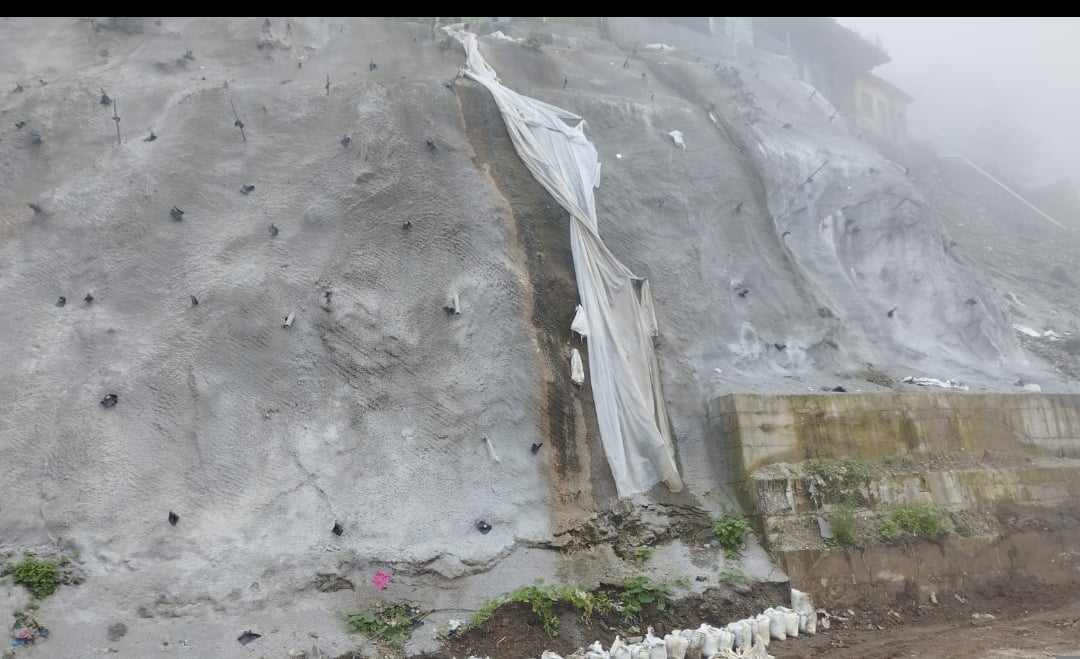कमरऊ गांव में एनएच -707 निर्माण को खोदाई के दौरान बर्बाद कर दिया गया उपजाऊ खेत व कोने लगी बुर् कमरऊ गांव में एनएच -707 निर्माण को खोदाई के दौरान बर्बाद कर दिया गया उपजाऊ खेत व कोने लगी बुर्