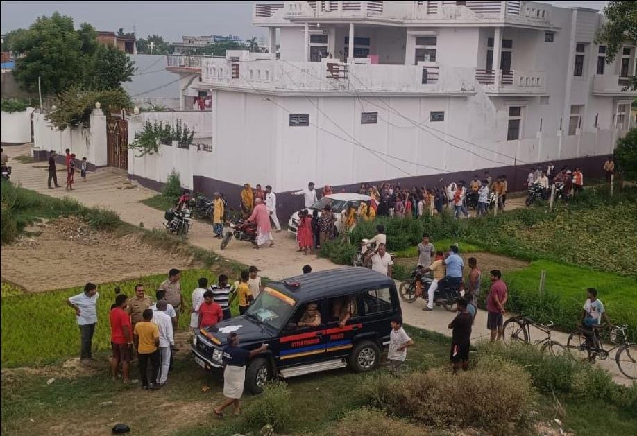 कोपागंज थाना क्षेत्र के सहरोज गांव में मकान में चोरी के बाद बिखरा सामान। संवाद  