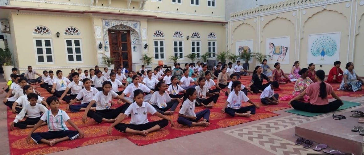 कुरुक्षेत्र। खेल नर्सरी किरमच में योगाभ्यास करते हुए नन्हे खिलाड़ी। संवाद कुरुक्षेत्र। खेल नर्सरी किरमच में योगाभ्यास करते हुए नन्हे खिलाड़ी। संवाद