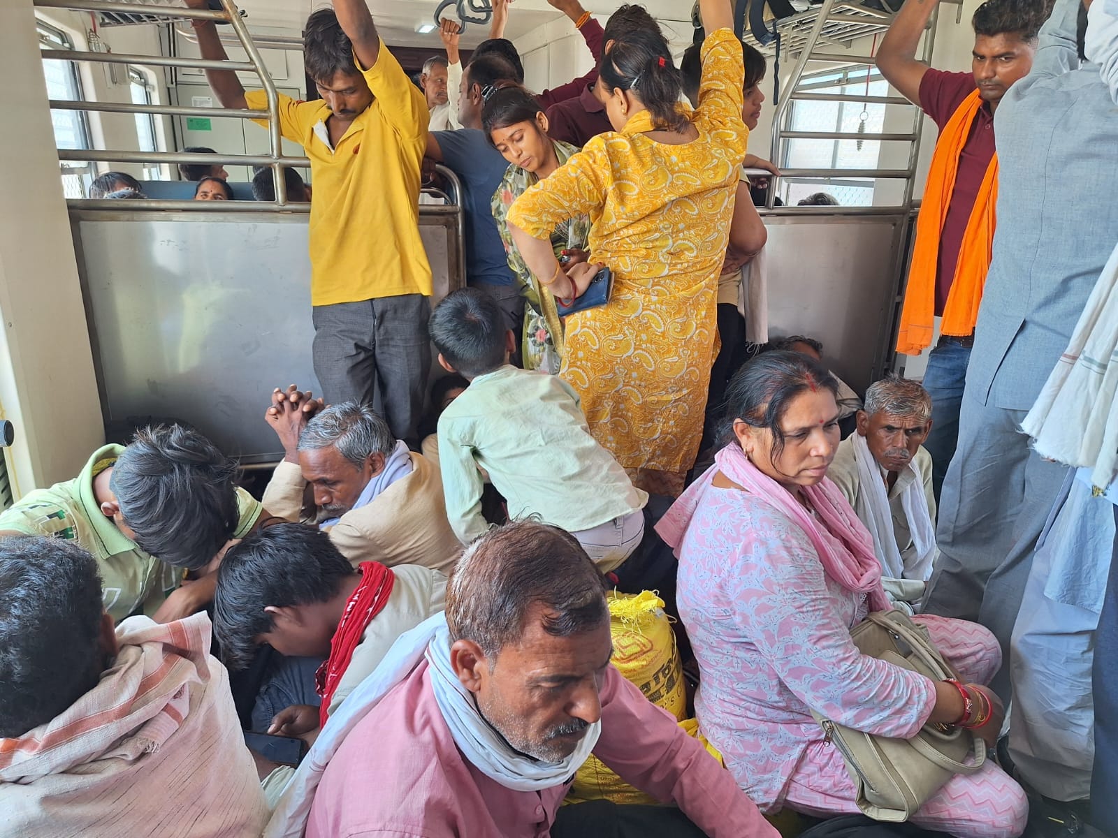 कैरार स्टेशन पर बैठे यात्री। संवाद कैरार स्टेशन पर बैठे यात्री। संवाद