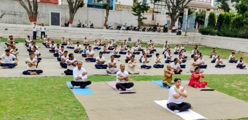 कृषक इंटर कालेज में योग करते हुए। (स्त्रोत संस्थान) मवाना। कृषक इंटर कालेज में योग करते हुए। (स्त्रोत संस्थान) मवाना।