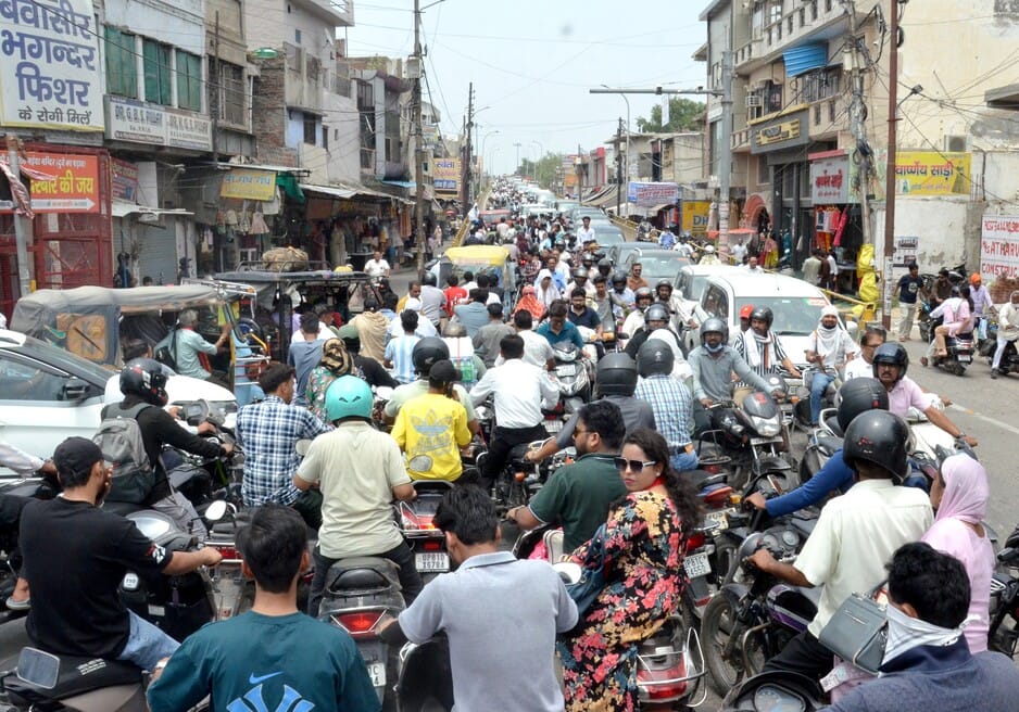 केंद्र पर पहुंचने के लिए दौड़ लगाती छात्रा। संवाद