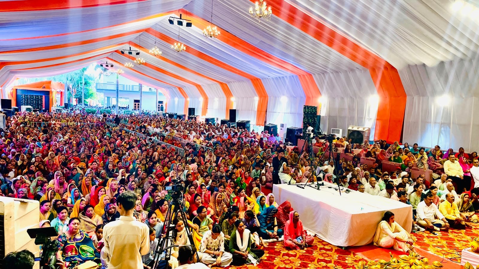 खौदा में श्री राम कथा में विधान परिषद सदस्य अश्वनी त्यागी को प्रत्येक चिन्ह देते शांतनु महाराज खौदा में श्री राम कथा में विधान परिषद सदस्य अश्वनी त्यागी को प्रत्येक चिन्ह देते शांतनु महाराज