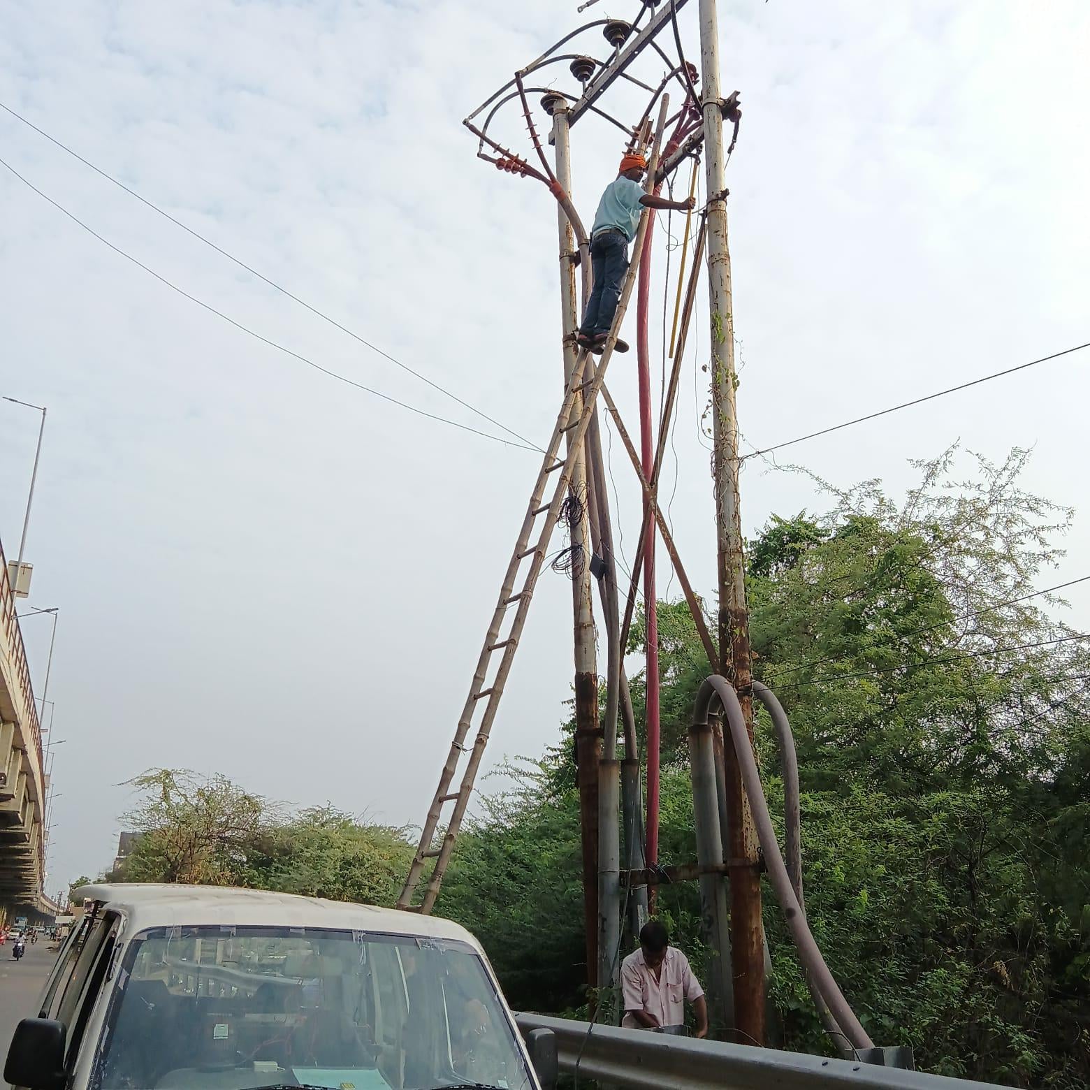 मुसरियन खेड़ा के पास ट्रांसफार्मर में लगी और कल्याणपुर उपकेंद्र की बिजली चालू करता कर्मचारी। मुसरियन खेड़ा के पास ट्रांसफार्मर में लगी और कल्याणपुर उपकेंद्र की बिजली चालू करता कर्मचारी।
