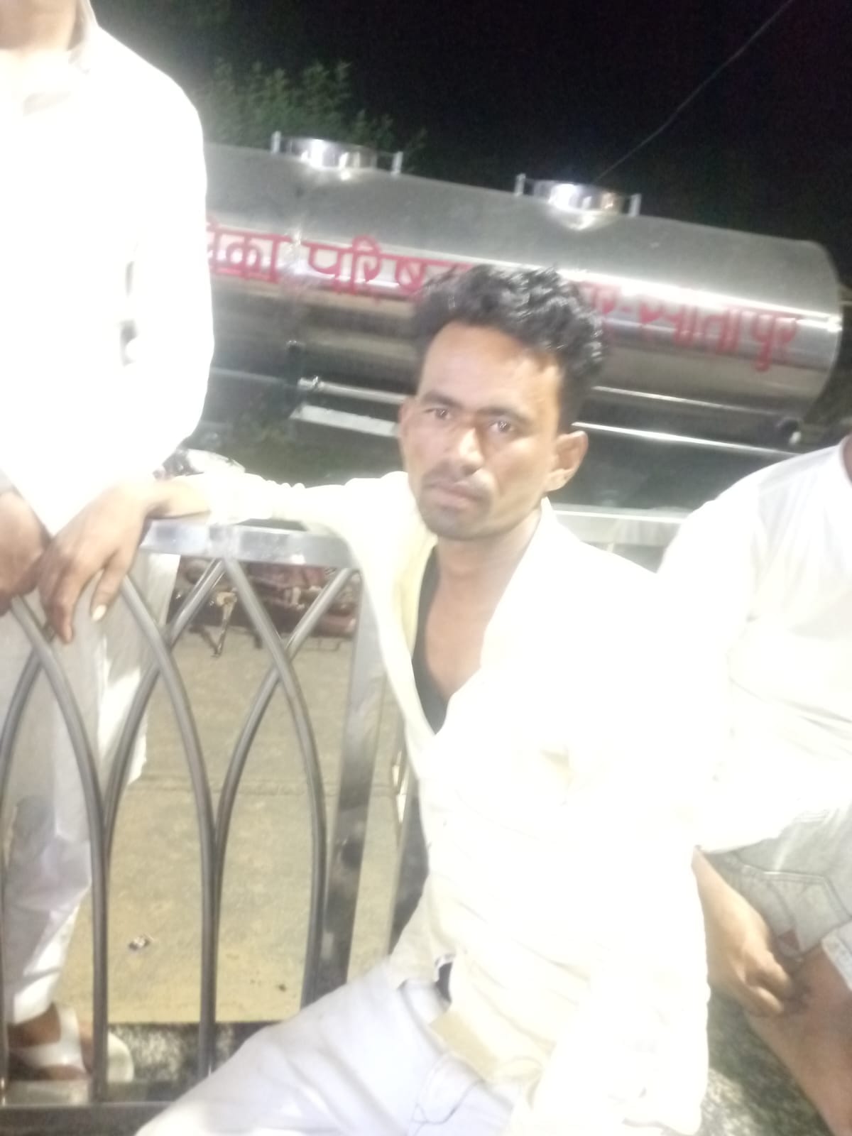 परिजनों के बयान दर्ज करते पुलिसकर्मी। संवाद परिजनों के बयान दर्ज करते पुलिसकर्मी। संवाद