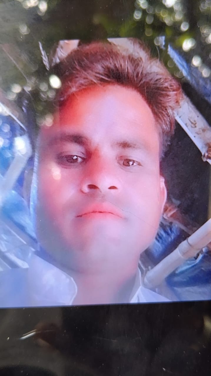 परिजनों के बयान दर्ज करते पुलिसकर्मी। संवाद परिजनों के बयान दर्ज करते पुलिसकर्मी। संवाद