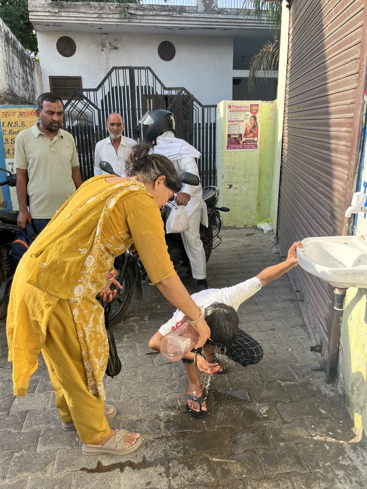 परीक्षा केंद्र से बच्चे के बाहर आने के इंतजार में खेतों में लेटे और बैठे हुए अभिभावक। संवाद परीक्षा केंद्र से बच्चे के बाहर आने के इंतजार में खेतों में लेटे और बैठे हुए अभिभावक। संवाद