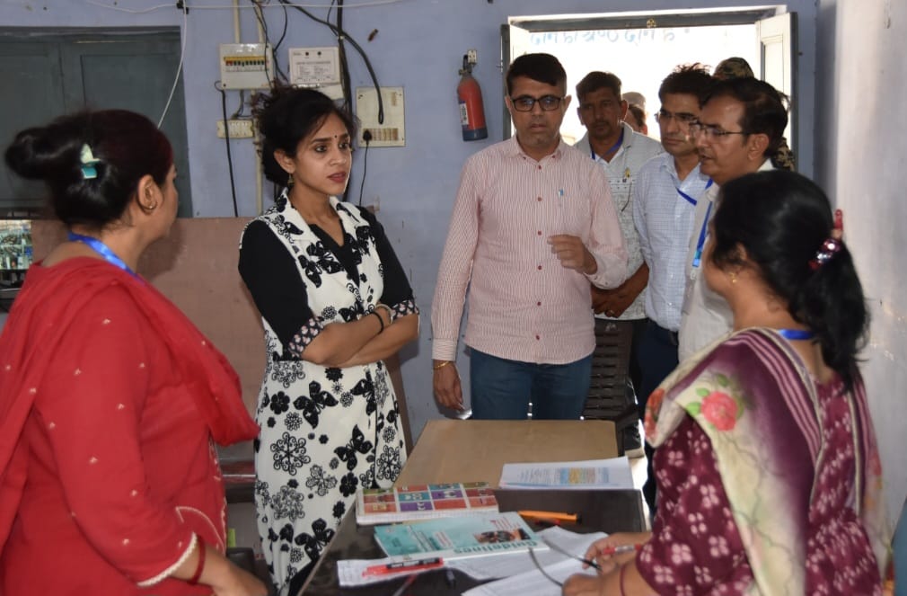 परीक्षा केंद्र से बच्चे के बाहर आने के इंतजार में खेतों में लेटे और बैठे हुए अभिभावक। संवाद परीक्षा केंद्र से बच्चे के बाहर आने के इंतजार में खेतों में लेटे और बैठे हुए अभिभावक। संवाद