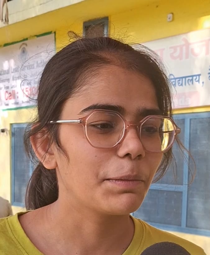 परीक्षा केंद्र से बच्चे के बाहर आने के इंतजार में खेतों में लेटे और बैठे हुए अभिभावक। संवाद परीक्षा केंद्र से बच्चे के बाहर आने के इंतजार में खेतों में लेटे और बैठे हुए अभिभावक। संवाद