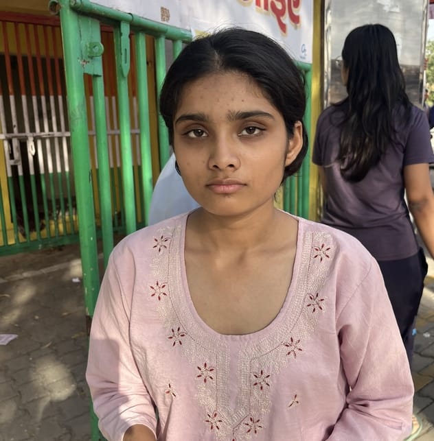 परीक्षा केंद्र से बच्चे के बाहर आने के इंतजार में खेतों में लेटे और बैठे हुए अभिभावक। संवाद परीक्षा केंद्र से बच्चे के बाहर आने के इंतजार में खेतों में लेटे और बैठे हुए अभिभावक। संवाद