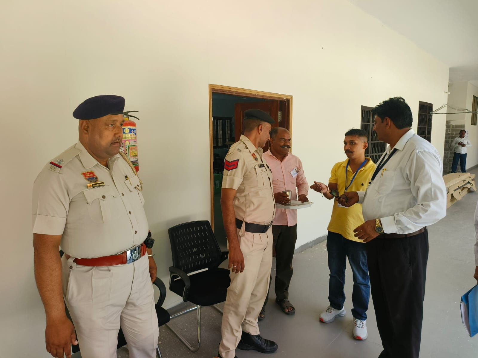 परीक्षार्थी जांच कराते हुए। संवाद परीक्षार्थी जांच कराते हुए। संवाद