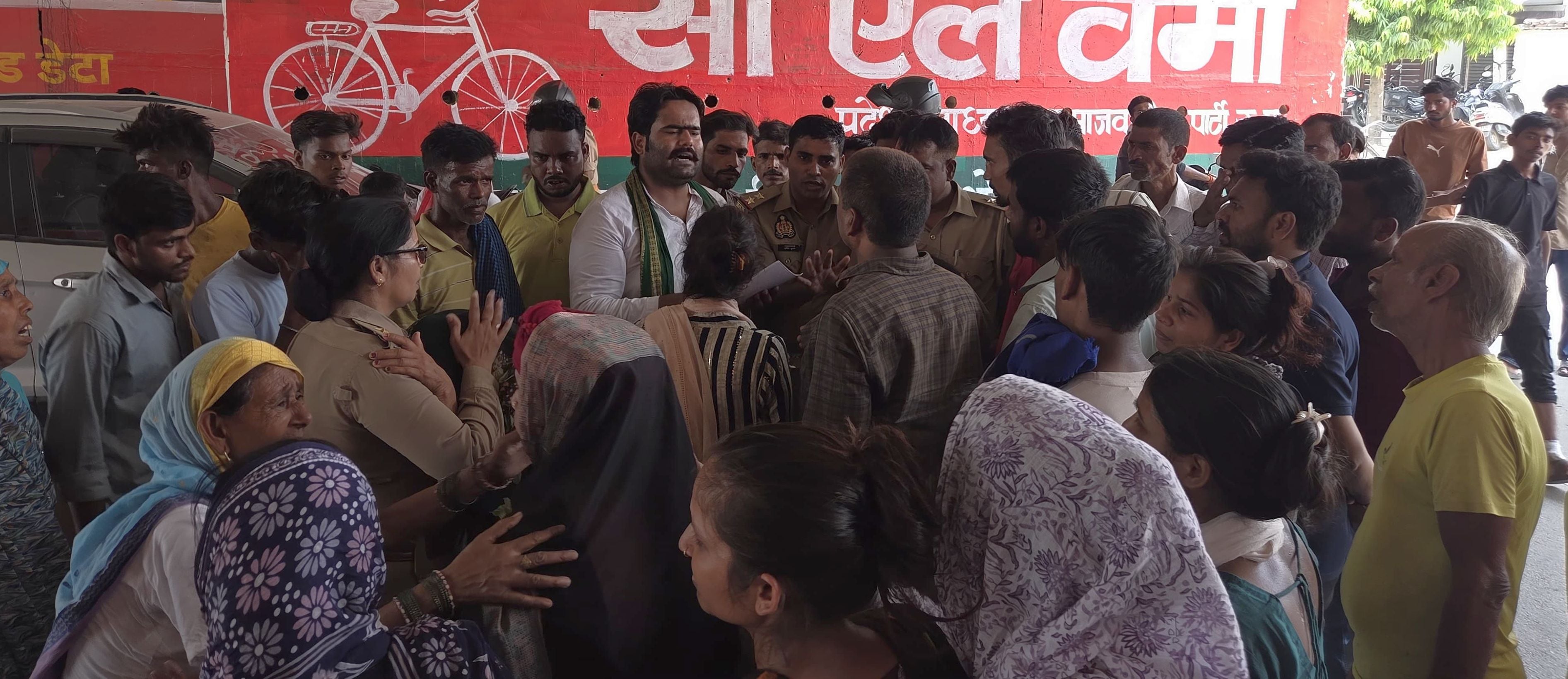 प्रदर्शन करते व ज्ञापन सौंपते किसान नेता व परिजन। प्रदर्शन करते व ज्ञापन सौंपते किसान नेता व परिजन।