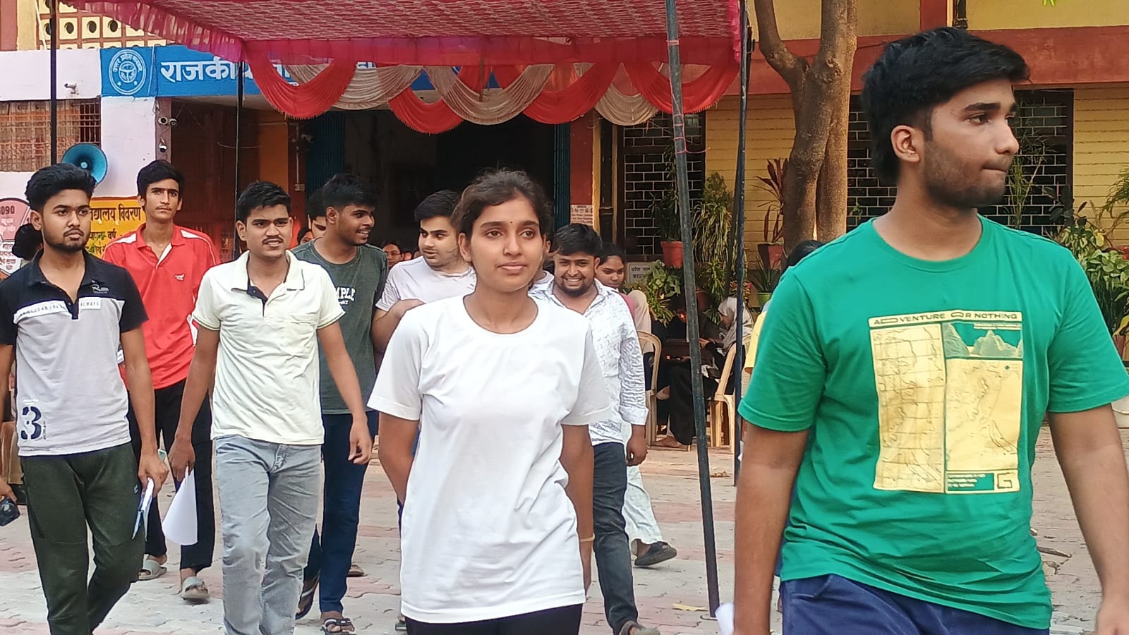राजकीय बाालिका इंटर कॉलेज में परीक्षार्थी की मेटल डिटेक्टर से जांच करते सुरक्षाकर्मी। संवाद राजकीय बाालिका इंटर कॉलेज में परीक्षार्थी की मेटल डिटेक्टर से जांच करते सुरक्षाकर्मी। संवाद