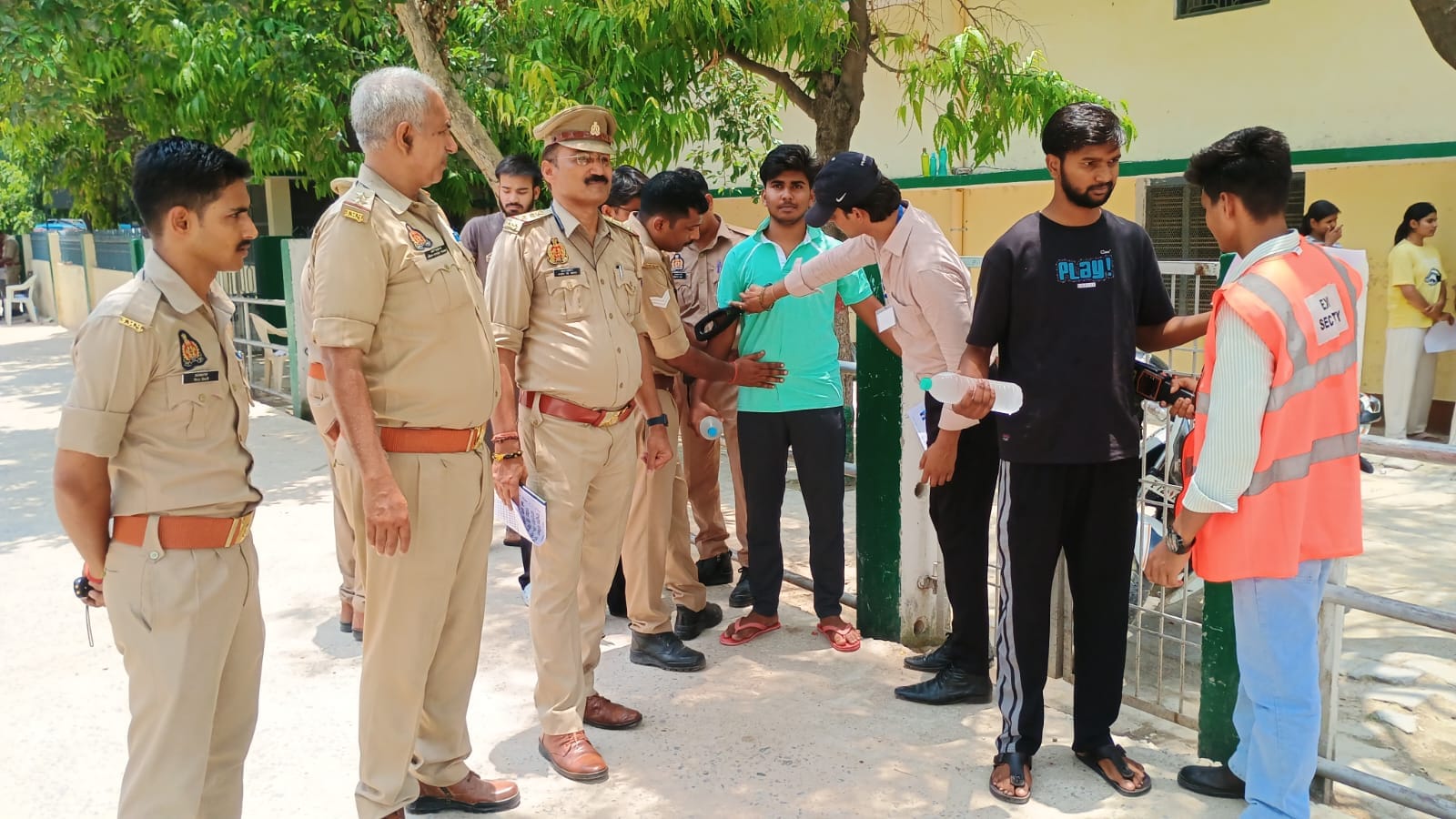 राजकीय बाालिका इंटर कॉलेज में परीक्षार्थी की मेटल डिटेक्टर से जांच करते सुरक्षाकर्मी। संवाद राजकीय बाालिका इंटर कॉलेज में परीक्षार्थी की मेटल डिटेक्टर से जांच करते सुरक्षाकर्मी। संवाद