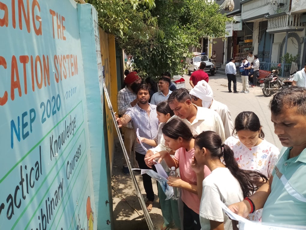 राजकीय सीसे स्कूल तहसील कैंप के बाहद इंतजार में खड़े अभिभावक। संवाद राजकीय सीसे स्कूल तहसील कैंप के बाहद इंतजार में खड़े अभिभावक। संवाद