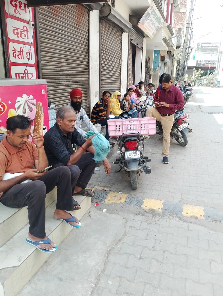 राजकीय सीसे स्कूल तहसील कैंप के बाहद इंतजार में खड़े अभिभावक। संवाद राजकीय सीसे स्कूल तहसील कैंप के बाहद इंतजार में खड़े अभिभावक। संवाद
