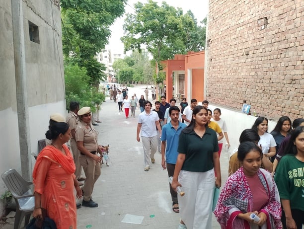 राजकीय सीसे स्कूल तहसील कैंप के बाहद इंतजार में खड़े अभिभावक। संवाद राजकीय सीसे स्कूल तहसील कैंप के बाहद इंतजार में खड़े अभिभावक। संवाद