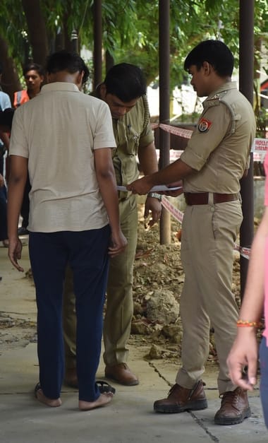 राजधानी के केंद्रों पर नीट यूजी की पुनर्परीक्षा संपन्न हुई। राजधानी के केंद्रों पर नीट यूजी की पुनर्परीक्षा संपन्न हुई।