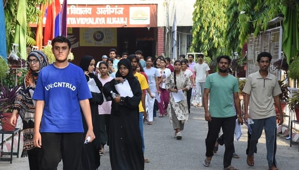 राजधानी के केंद्रों पर नीट यूजी की पुनर्परीक्षा संपन्न हुई। राजधानी के केंद्रों पर नीट यूजी की पुनर्परीक्षा संपन्न हुई।