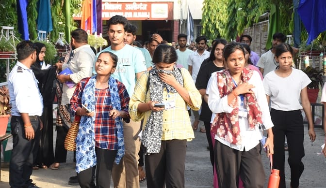 राजधानी के केंद्रों पर नीट यूजी की पुनर्परीक्षा संपन्न हुई। राजधानी के केंद्रों पर नीट यूजी की पुनर्परीक्षा संपन्न हुई।