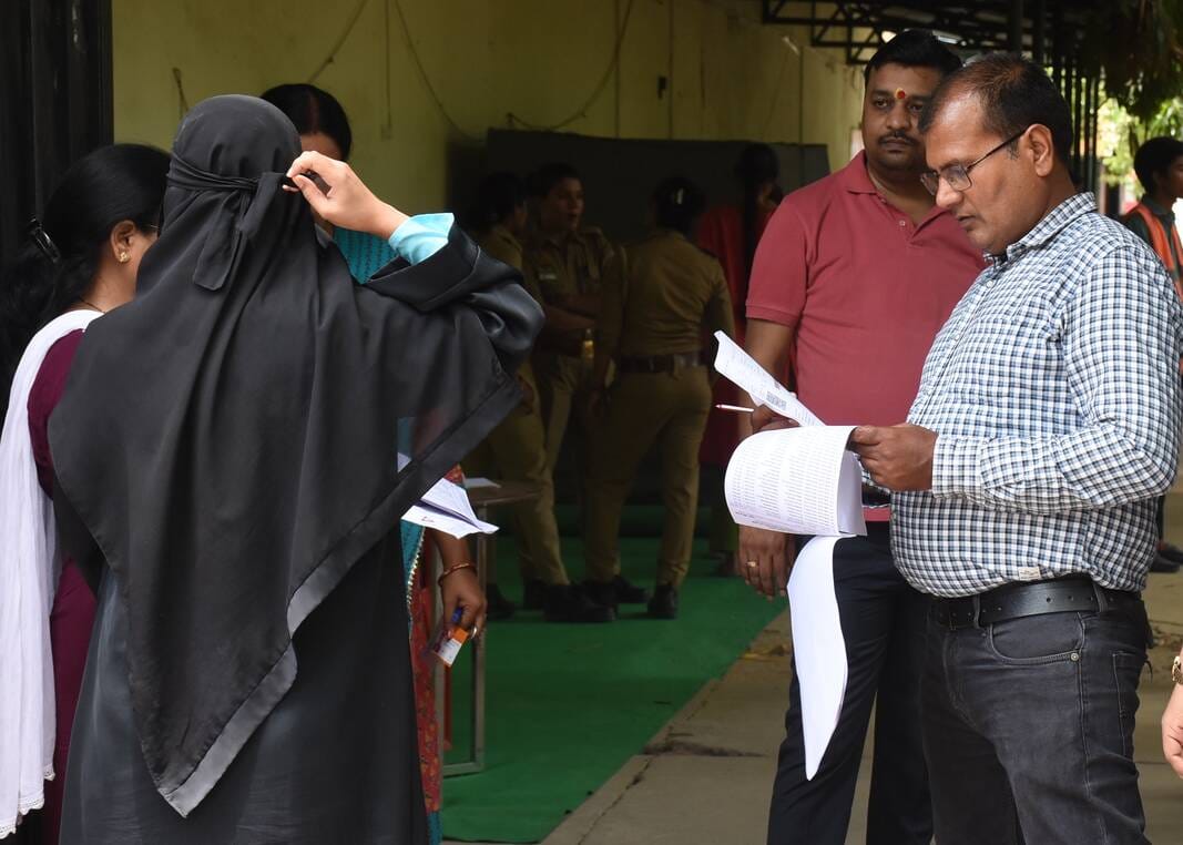 राजधानी के केंद्रों पर नीट यूजी की पुनर्परीक्षा संपन्न हुई। राजधानी के केंद्रों पर नीट यूजी की पुनर्परीक्षा संपन्न हुई।