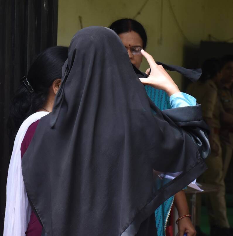 राजधानी के केंद्रों पर नीट यूजी की पुनर्परीक्षा संपन्न हुई। राजधानी के केंद्रों पर नीट यूजी की पुनर्परीक्षा संपन्न हुई।