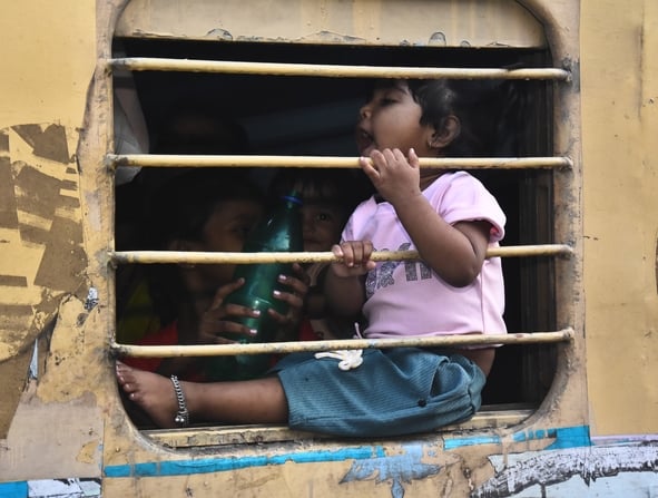 रेलवे स्टेशन पर उमड़ी भीड़। रेलवे स्टेशन पर उमड़ी भीड़।