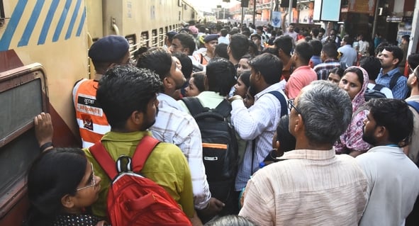 रेलवे स्टेशन पर उमड़ी भीड़। रेलवे स्टेशन पर उमड़ी भीड़।