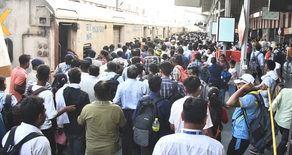 रेलवे स्टेशन पर उमड़ी भीड़। रेलवे स्टेशन पर उमड़ी भीड़।