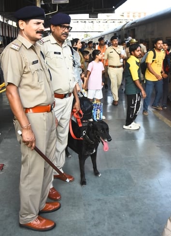 रेलवे स्टेशन पर उमड़ी भीड़। रेलवे स्टेशन पर उमड़ी भीड़।
