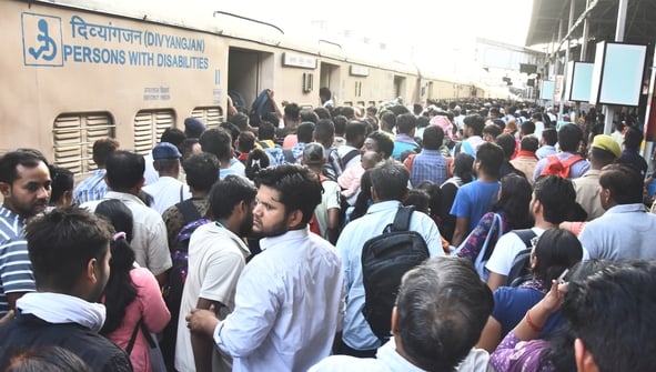 रेलवे स्टेशन पर उमड़ी भीड़। रेलवे स्टेशन पर उमड़ी भीड़।