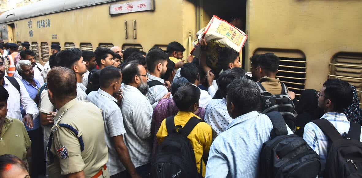 रेलवे स्टेशन पर उमड़ी भीड़। रेलवे स्टेशन पर उमड़ी भीड़।