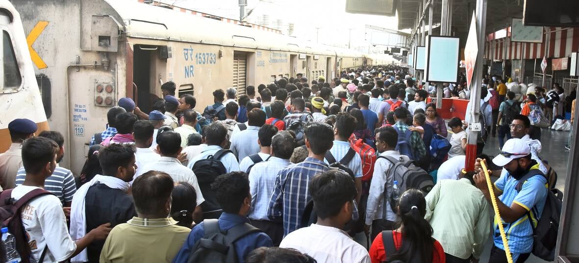 रेलवे स्टेशन पर उमड़ी भीड़। रेलवे स्टेशन पर उमड़ी भीड़।