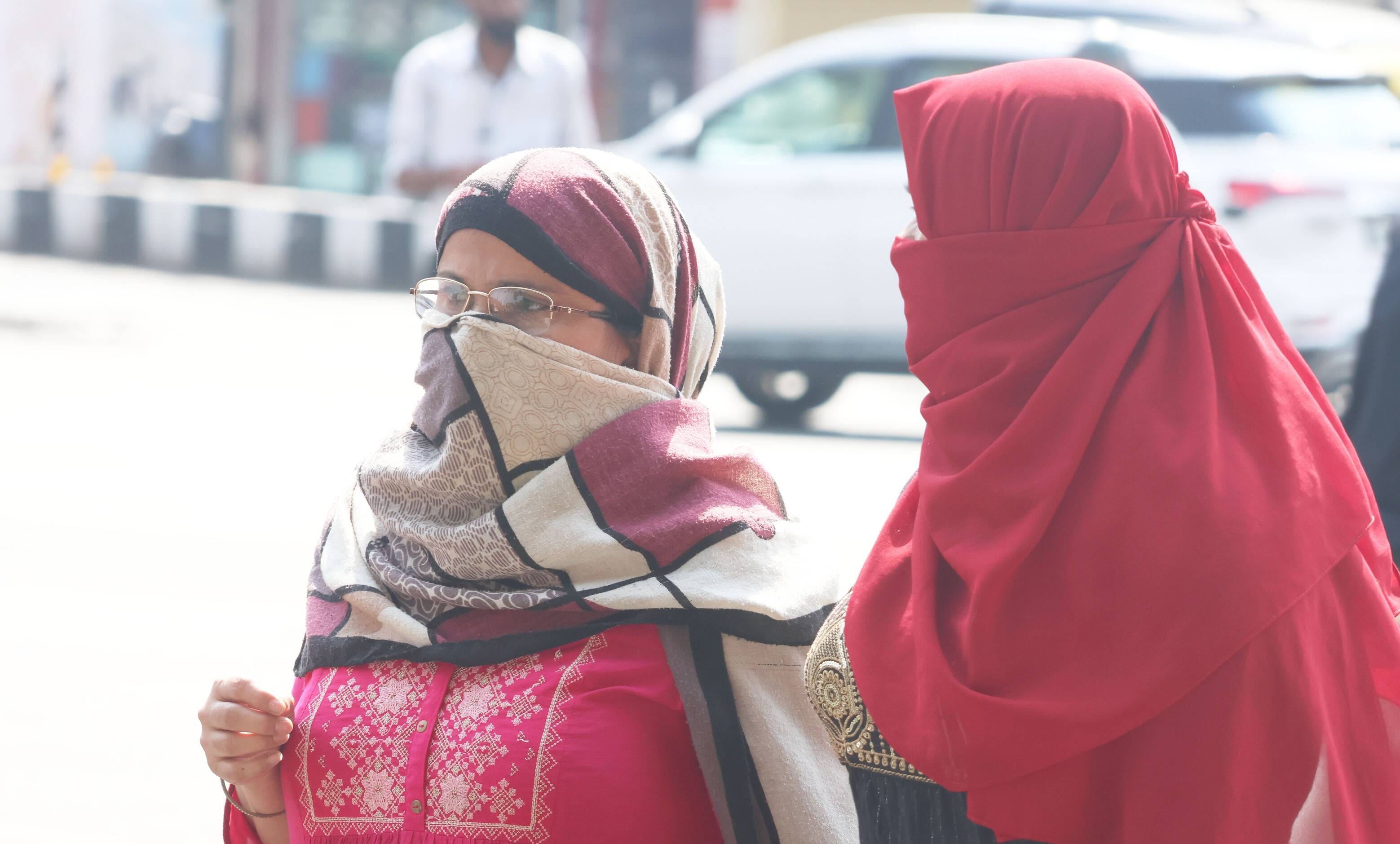रविवार को गर्मी से बेहाल नजर आए लोग। रविवार को गर्मी से बेहाल नजर आए लोग।