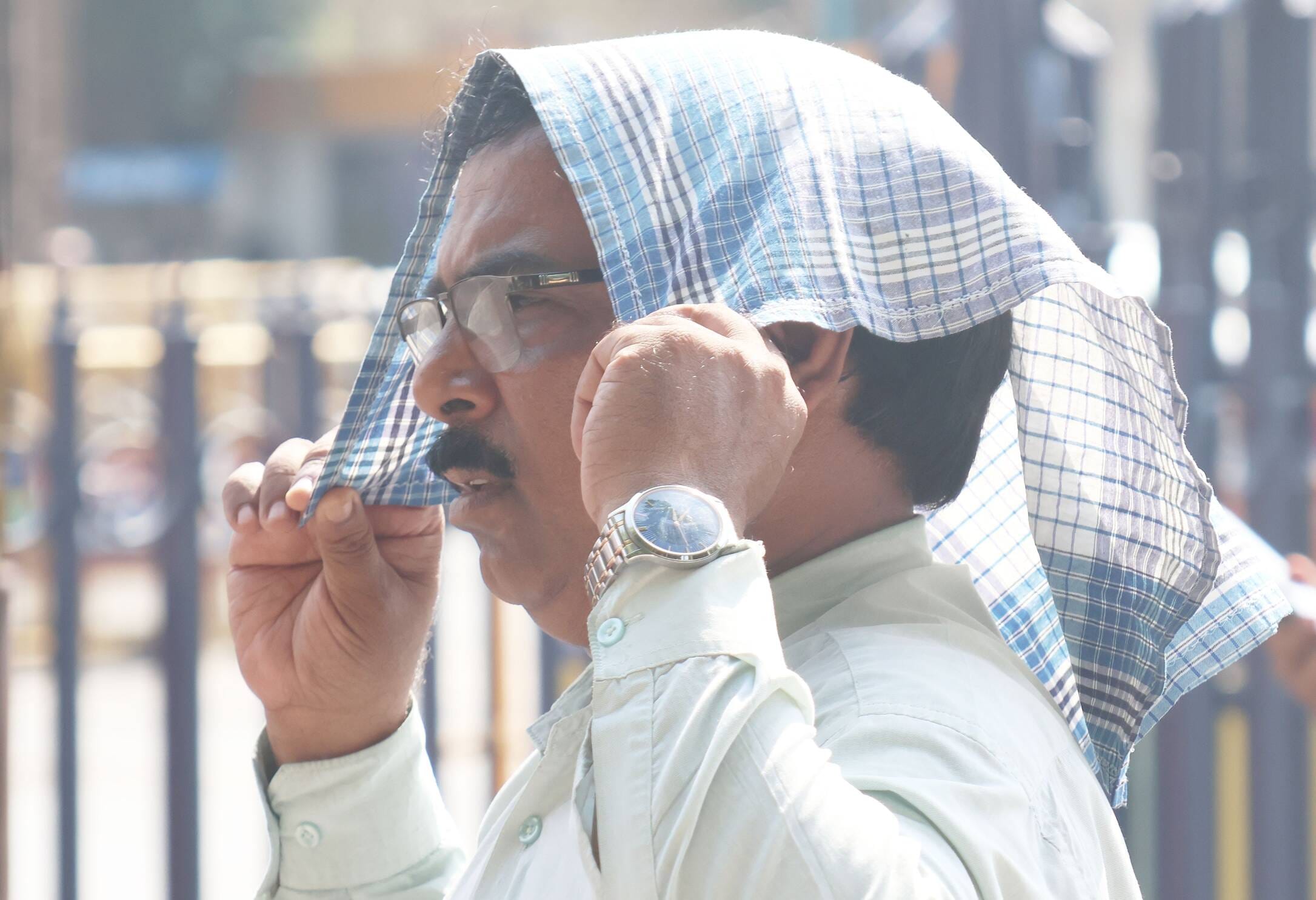 रविवार को गर्मी से बेहाल नजर आए लोग। रविवार को गर्मी से बेहाल नजर आए लोग।