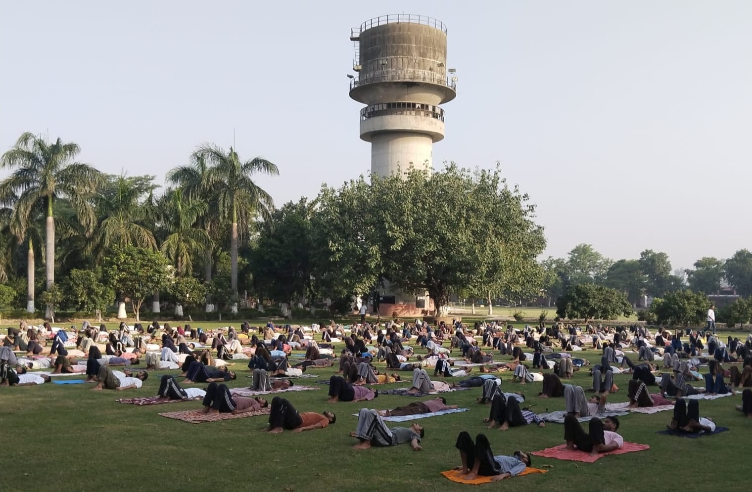 सेंट थॉमस स्कूल में योगाभ्यास करते विद्यार्थी व अध्यापक। संस्थान
