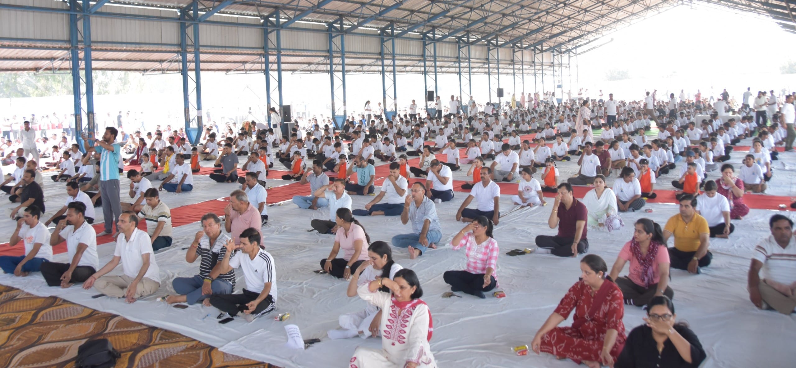 सेंट थॉमस स्कूल में योगाभ्यास करते विद्यार्थी व अध्यापक। संस्थान