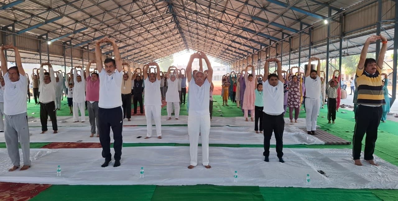 सेंट थॉमस स्कूल में योगाभ्यास करते विद्यार्थी व अध्यापक। संस्थान